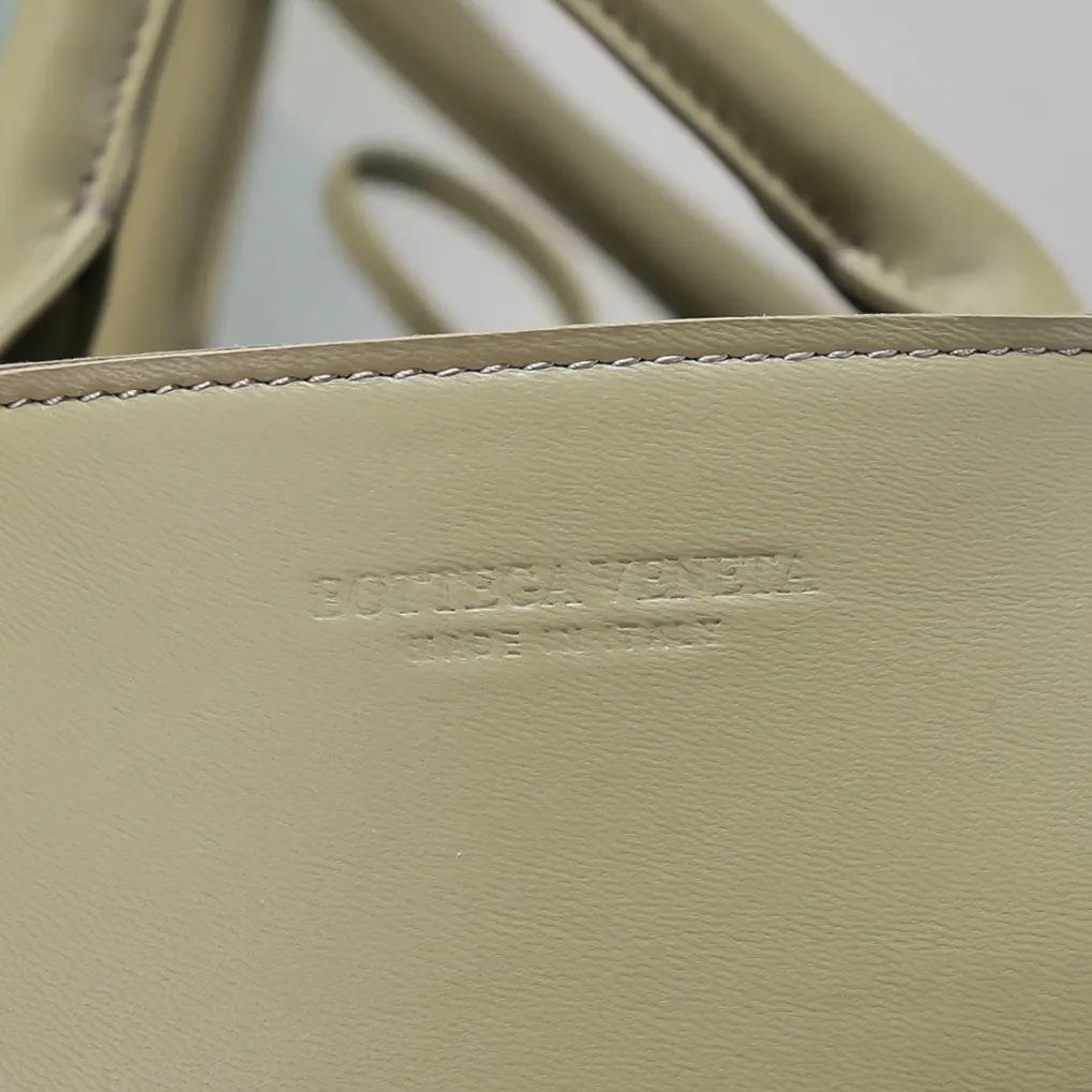 Batch 1860 large arco, BottegaVeneta# official website's latest cowhide leather lining SLIP tote handbag, and the logo has been changed to the side 😍The oversized woven design really makes it a huge gap from ordinary tote bags 🔗🔗Different color combinations inside and outside ⛓Daniel Lee leads the brand's DNA to continue to evolve with fresh inspiration🧬🧬showing a balanced style of luxury and reality👉: 36*24*14 Model: 9892#